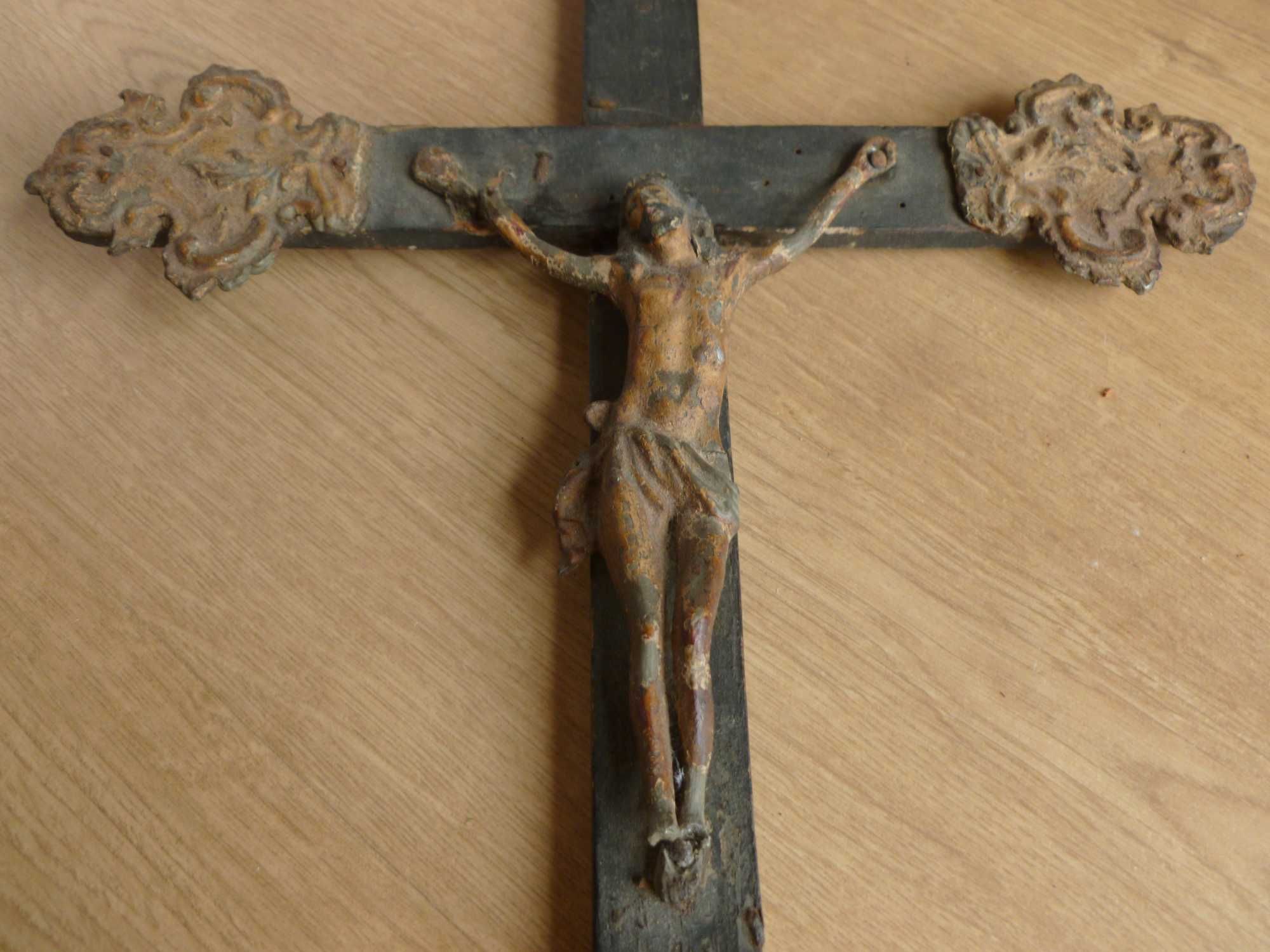 crucifixo antigo em madeira e ferro