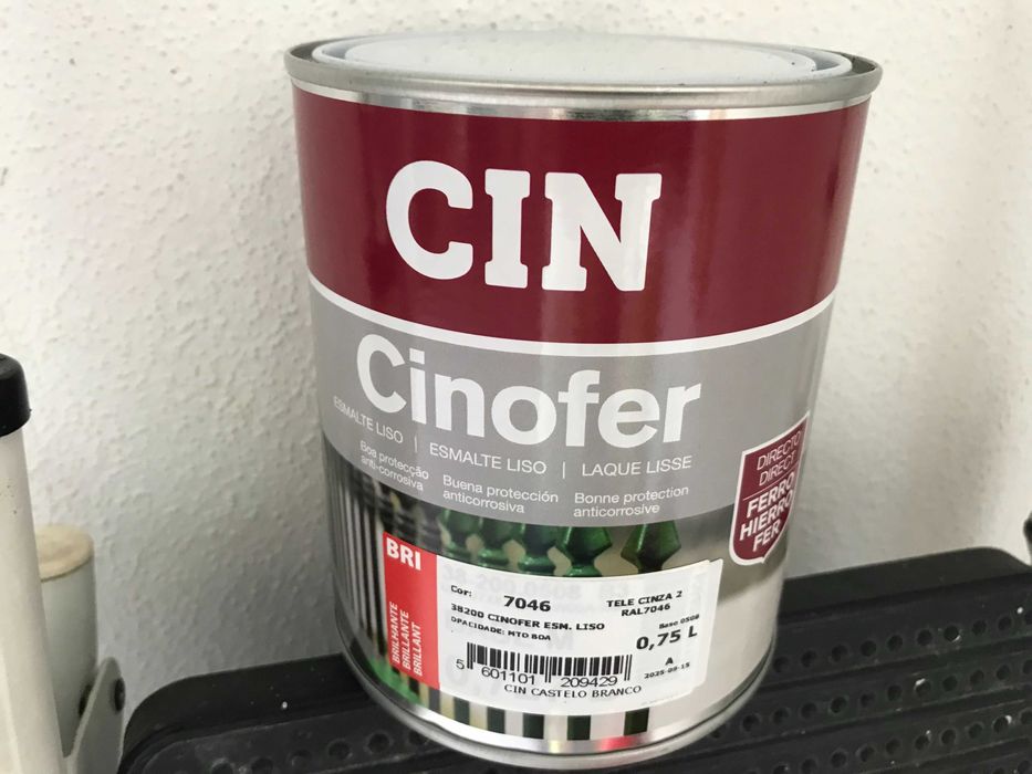 lata de tinta de esmalte cinzento nova da CIN