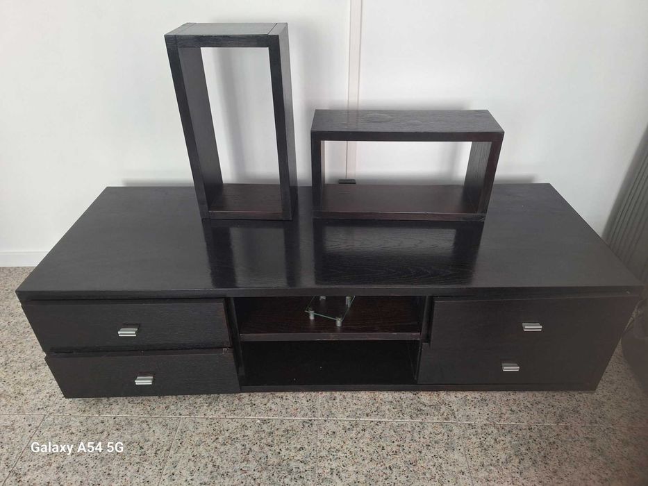 Duas Sofas de pele e mobilha para TV