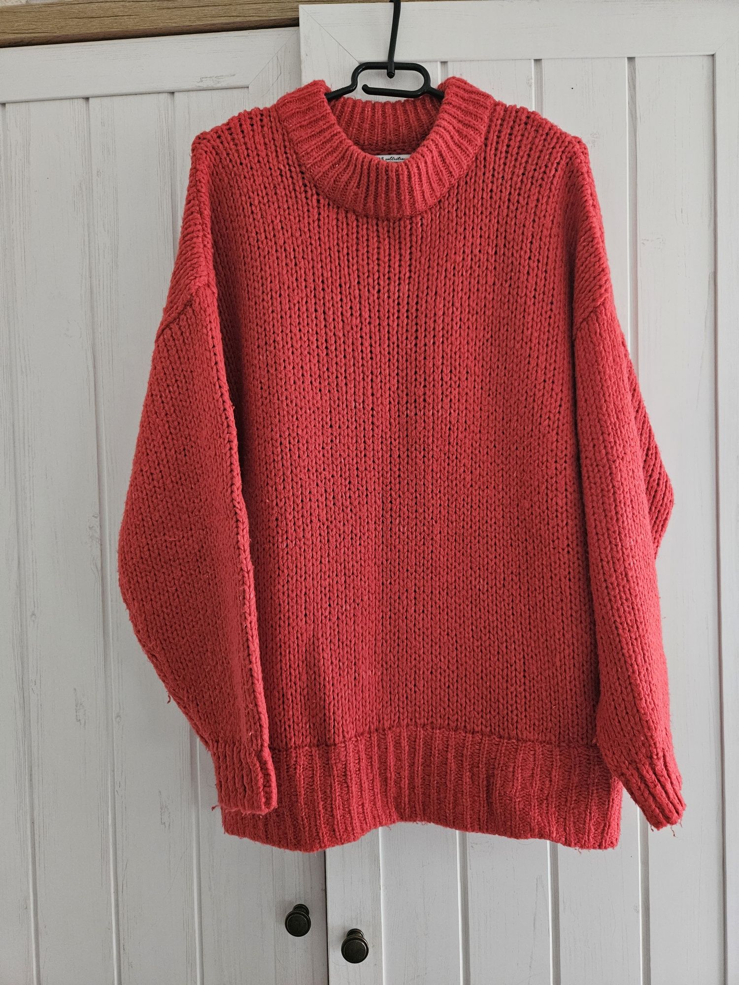Czerwony sweter oversize