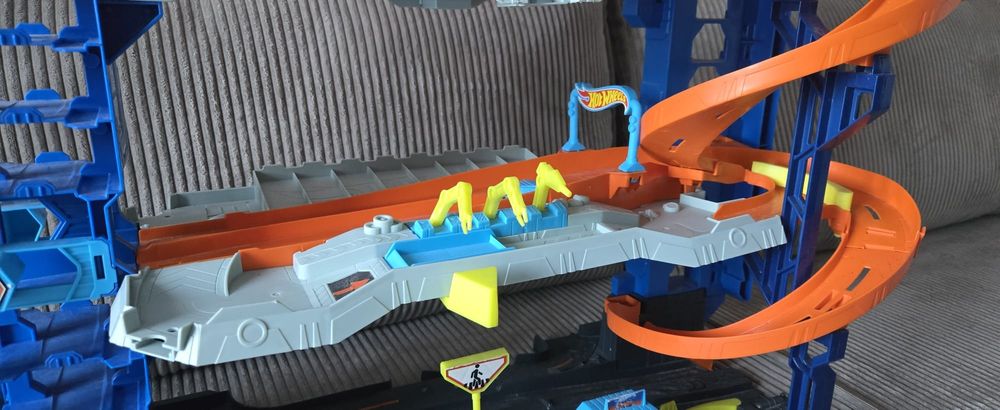 Mega garaż hot wheels atak smoka
Spektakularny, robi ogromne wraż