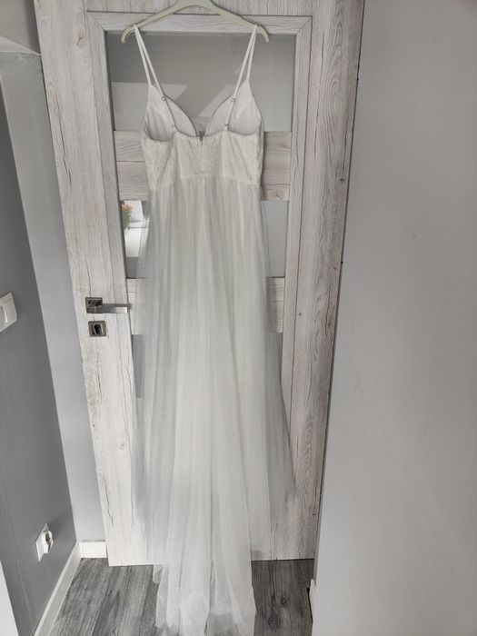 Romantyczna koronkowa suknia ślubna z dekoltem w kształcie litery V,