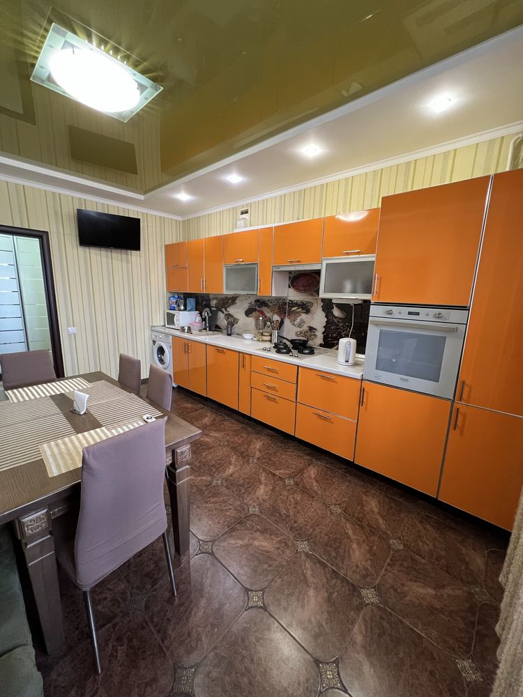 Простора 2-кімнатна з ремонтом,  73 м², 3 поверх. Старобілоуська