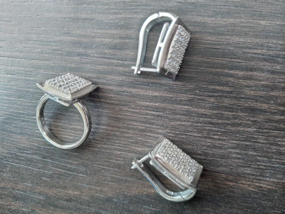 Набір срібних прикрас - нові сережки і перстень з фіанітами
