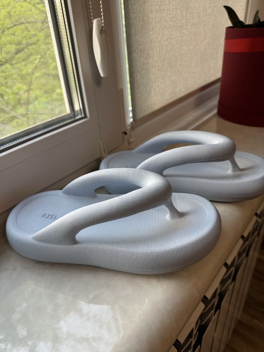 Шлепанцы и вьетнамки Axel Arigato