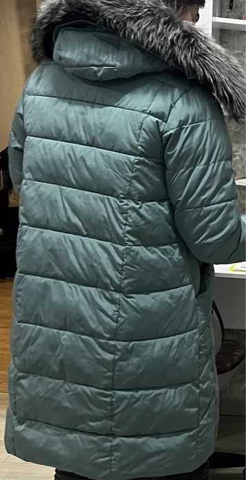 Продам зимовий пуховик з натуральним хутром.