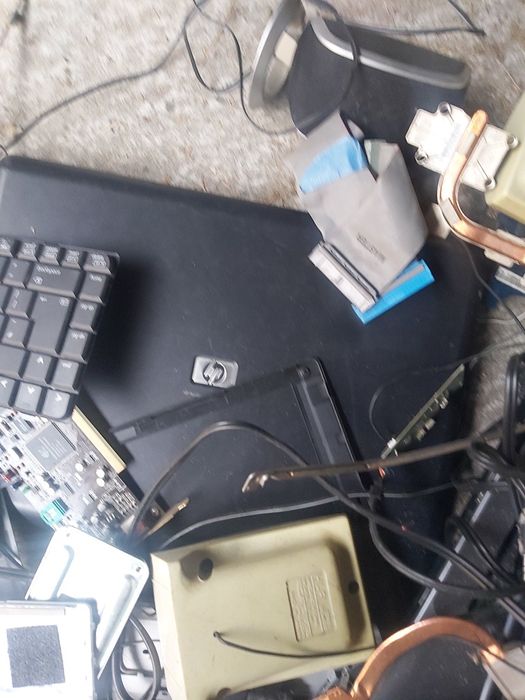 Laptopy,obudowy,płyta główna,głośniki i inne..