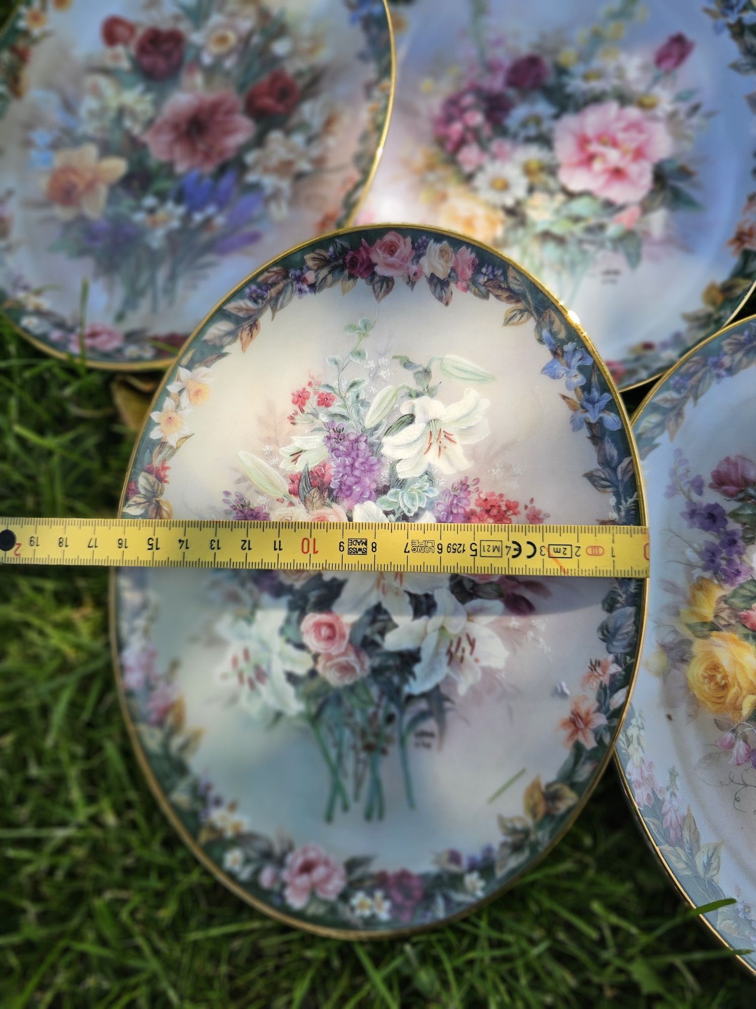 Колекційні тарілки Lena Liu's Floral Cameos".