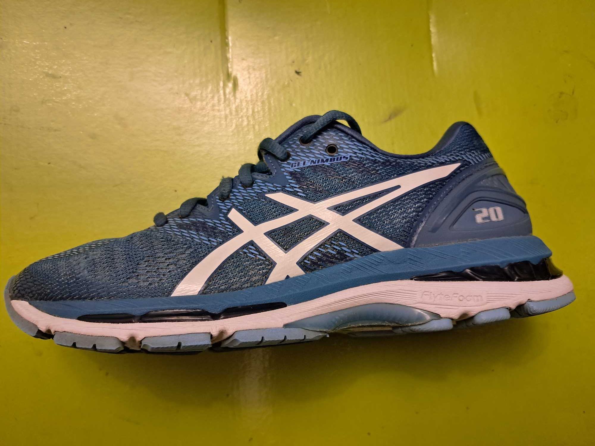 Женские кроссовки ASICS  оригинал  размер 40