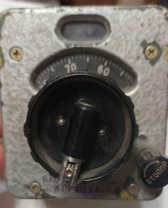 Кріплення та керування до вакуумних конденсаторів