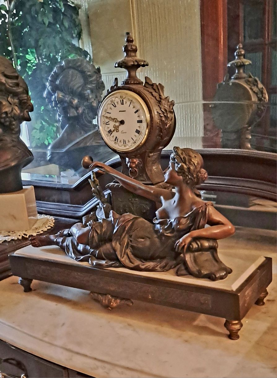 Estatueta com Relógio Decorativo