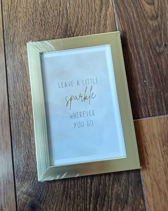 Śliczna nowa ramka do zdjęć w złotym kolorze