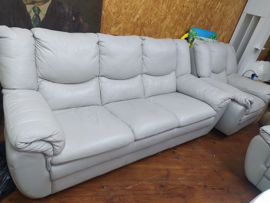 Кожаный диван и два кресла.Одно кресло реклайновское.