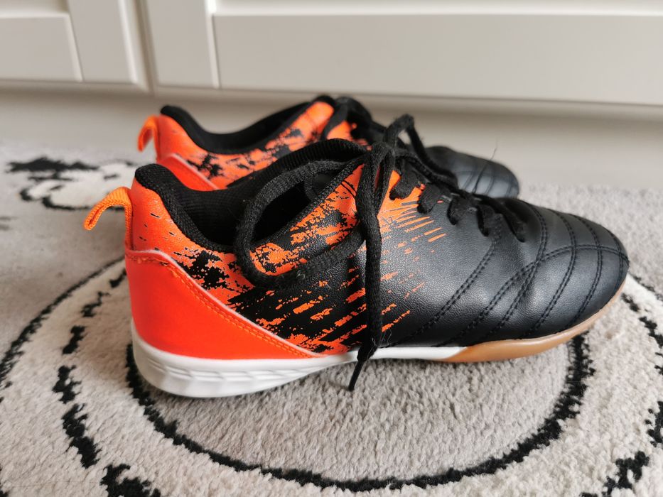 Buty halówki 32 na piłkę nożną czarno pomarańczowe