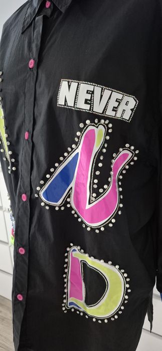 Czarna sukienka koszulowa z kolorowymi napisami L XL