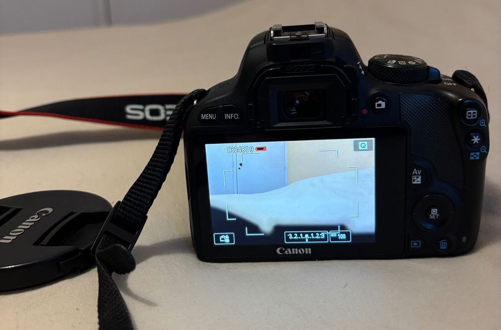 Máquina fotográfica Canon EOS 100D c/ objetiva 18-135mm e acessórios