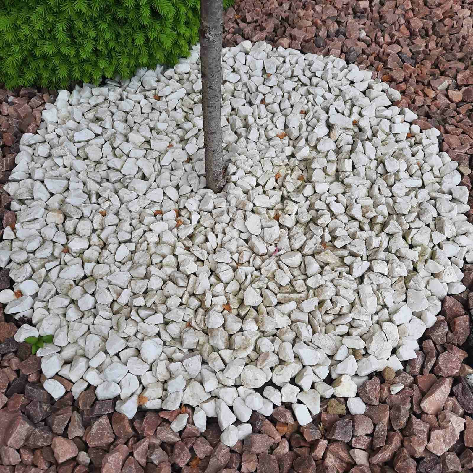 Біле каміння в клумбу