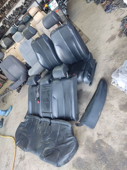 У наявності багато шкіряних салонів на різні моделі авто