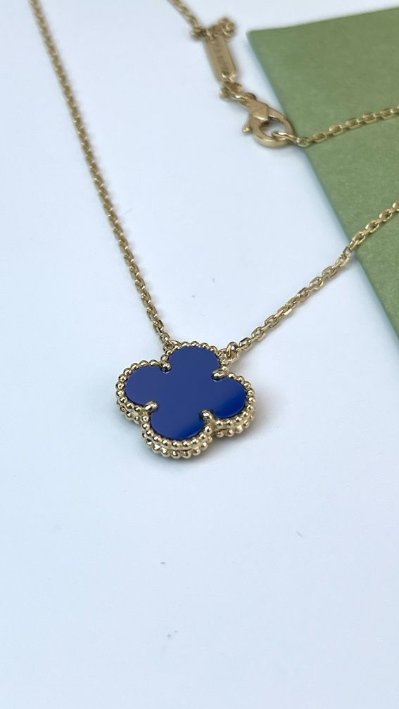 Золотая подвеска в стиле Van Cleef & Arpels.