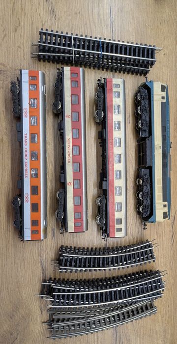 Lokomotywa Br230, wagony, tory (skala H0)