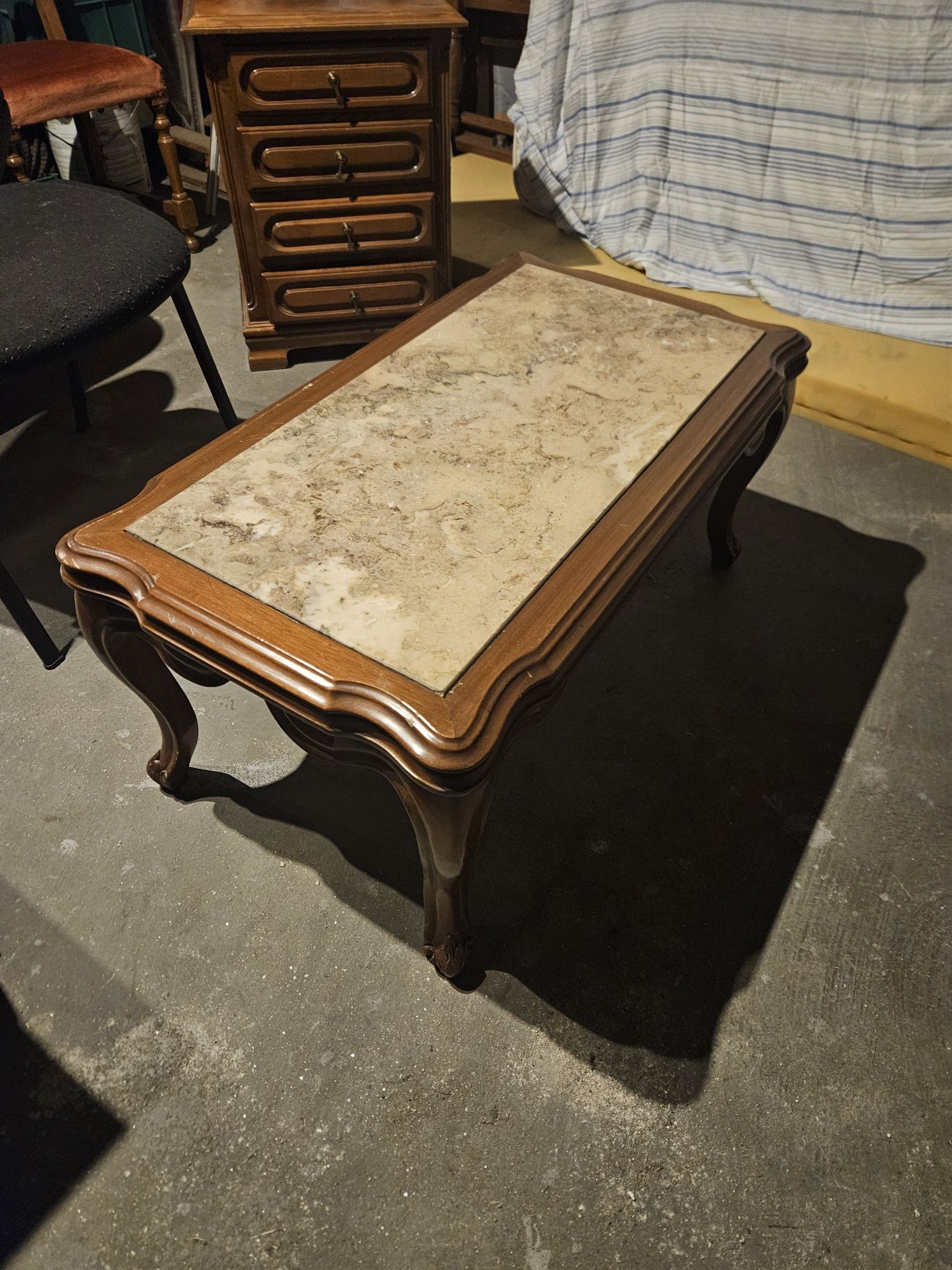 Mesa de centro  com tampo em mármore
