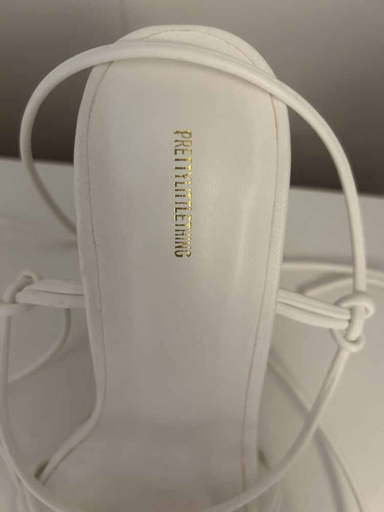 Sandalias da prettylittlething