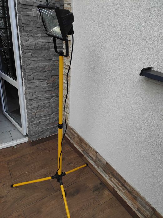 Reflektor halogenowy 1xmax 500W na statywie firmy Volteno.