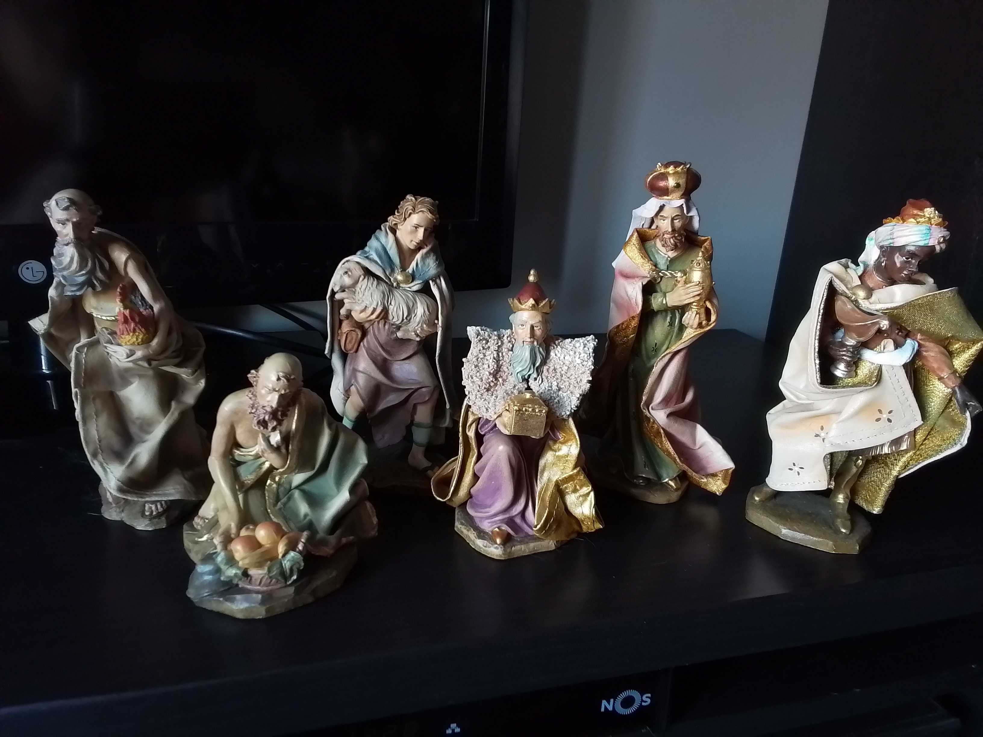 Presépio "O Nascimento de Jesus" com 16 figuras e estábulo /NOVO PREÇO