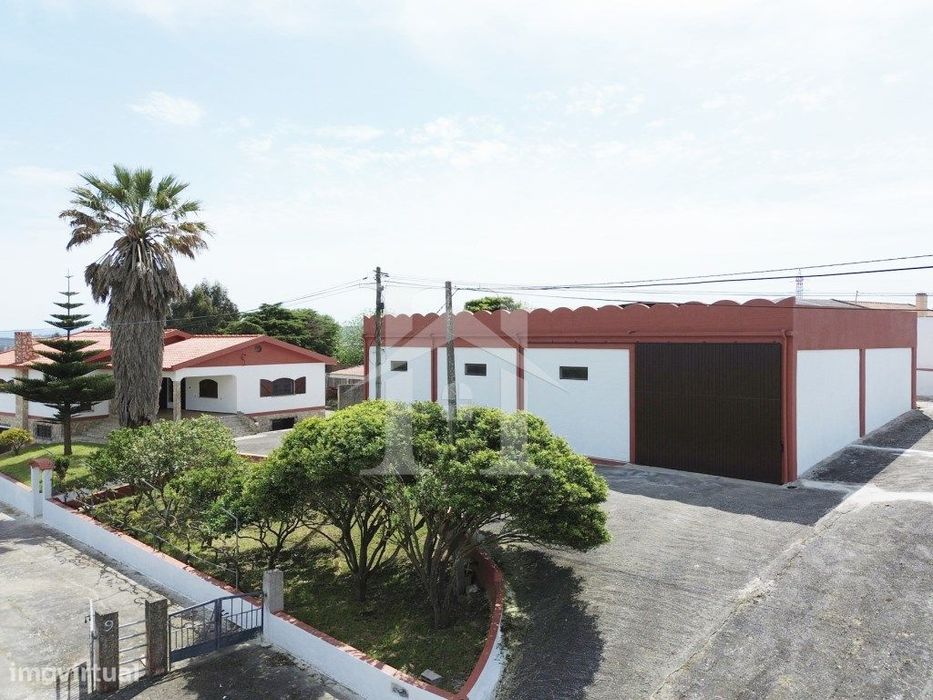 Moradia T3 com Armazém e Terreno em Olho Marinho, Óbidos