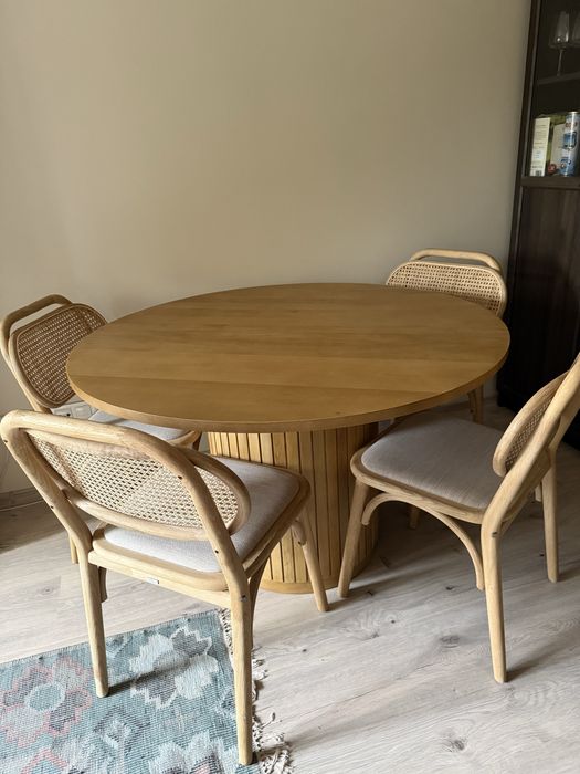 Zestaw stół plus 4 krzeselka Kave Home