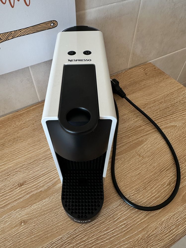 Máquina de Café Nespresso Essenza Mini - Como Nova(usada uma unica vez