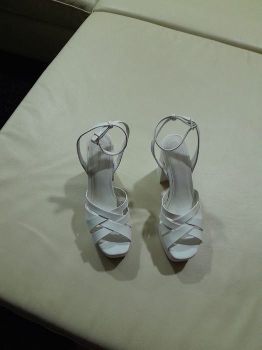 Sandália  Stradivarius  branco