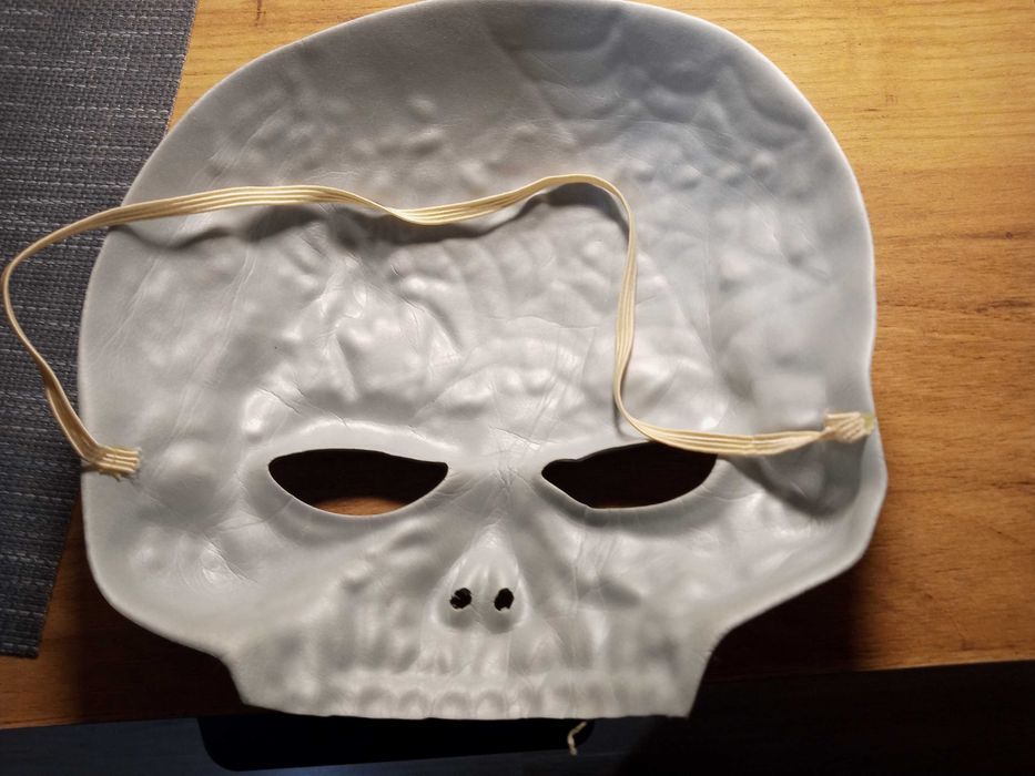 Torebki i straszna maska na Halloween