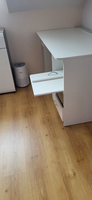 Biurko białe niewielkich rozmiarów