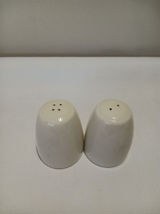 Pojemniki na sól i pieprz