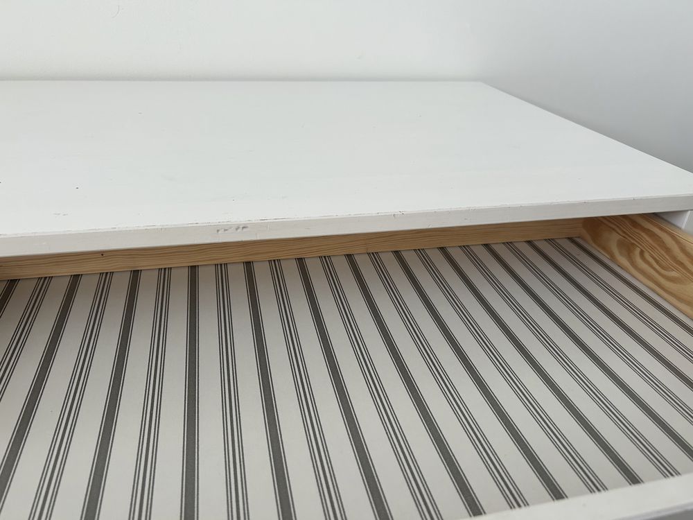 Białe biurko ikea