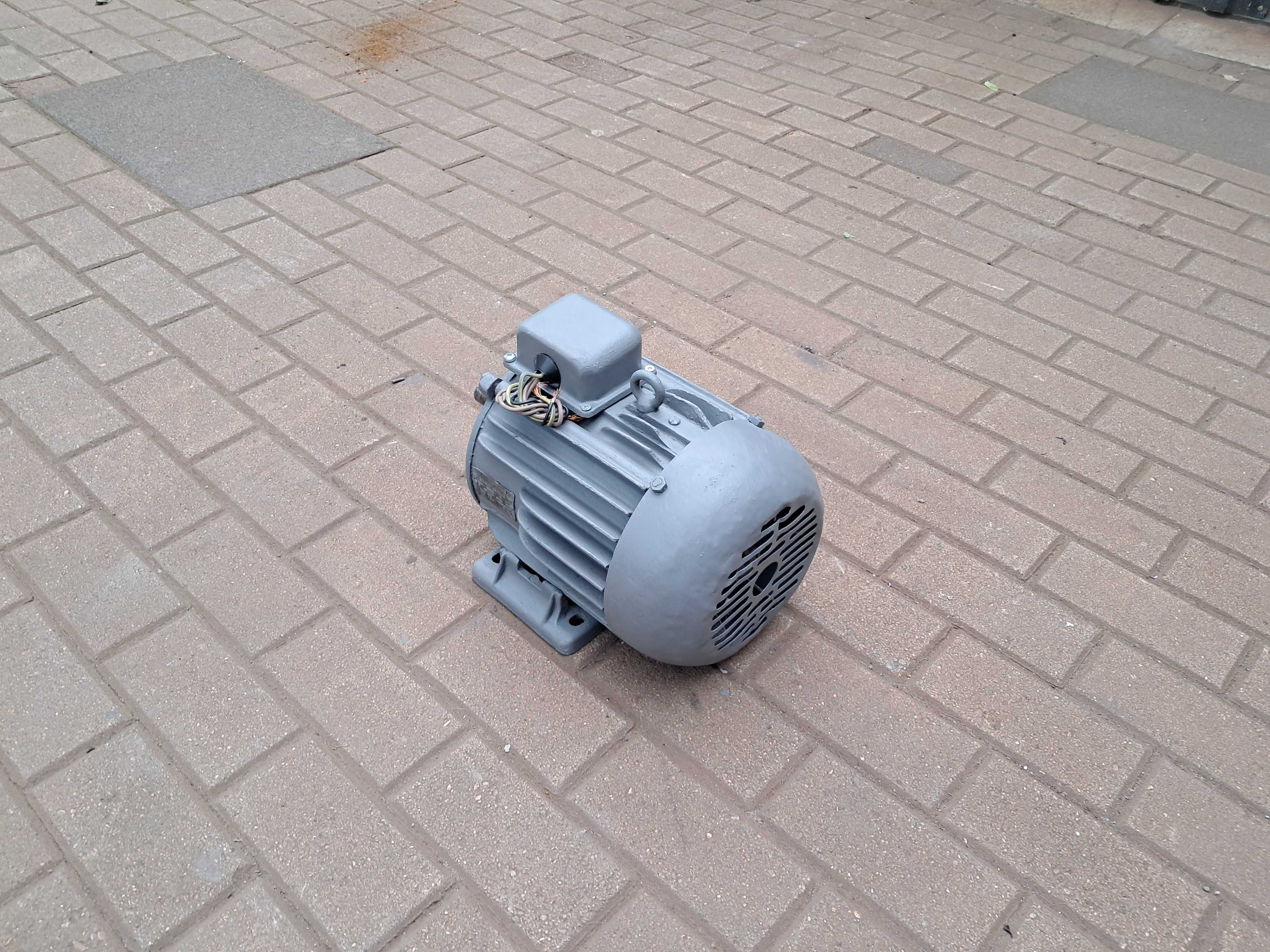 Silnik elektryczny wolnoobrotowy  1,5kw 950 obrotów Polski .Wysyłka