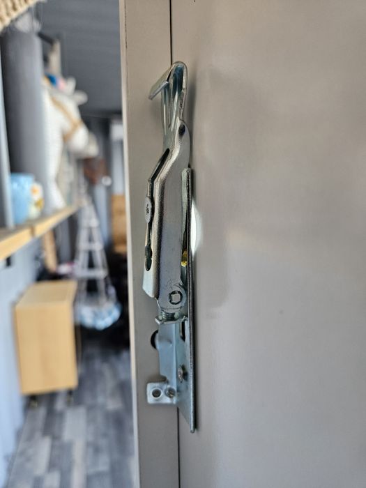 Wiszący biały regał z biurkiem