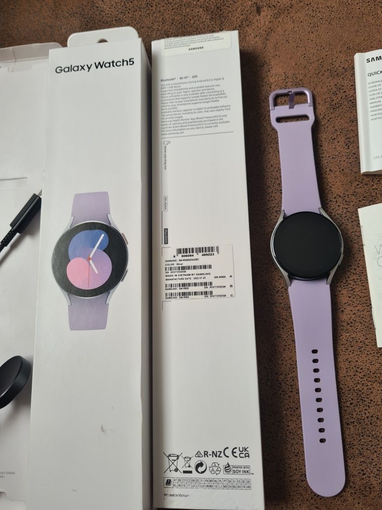 Смарт-часы Samsung Galaxy Watch 5 40mm, Новые, куплены в Европе