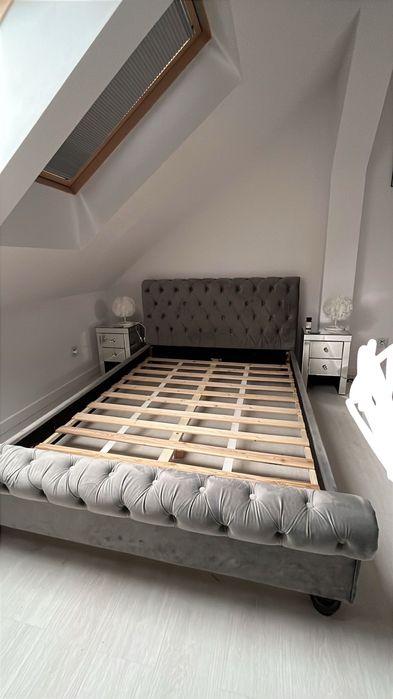 Łóżko welurowe pikowane 140x200 szare Beliani