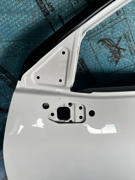TOYOTA YARIS CROS dzrzei lewy przednie 040