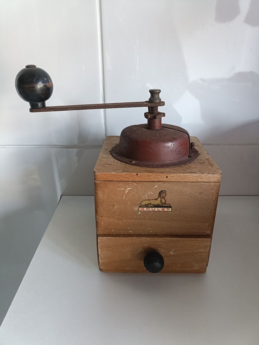 Máquina de moer café antigo