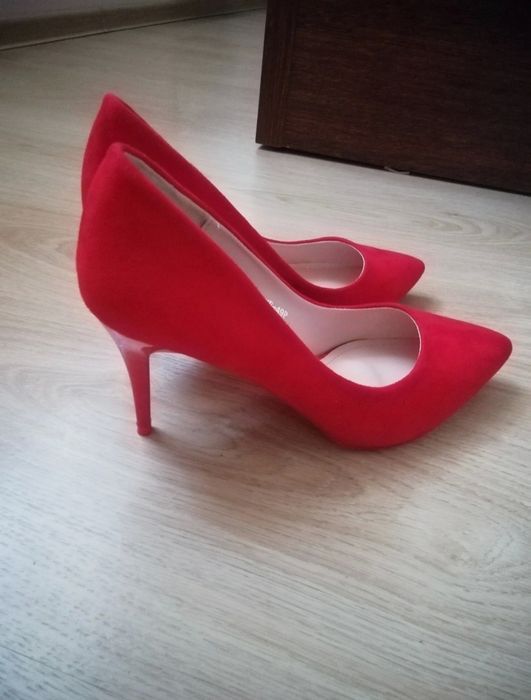 Czerwone buty na obcasie, szpilki