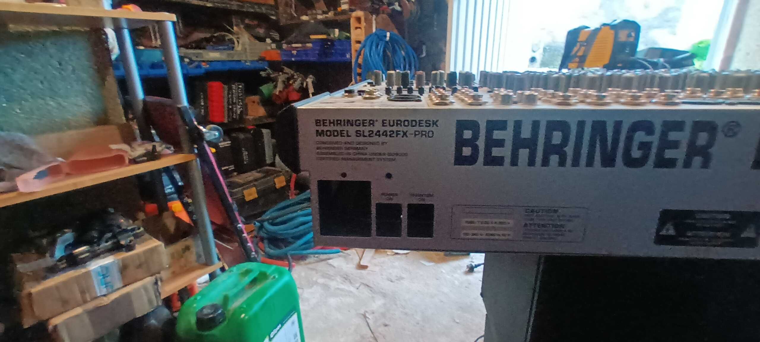 Vendo behringer para peças