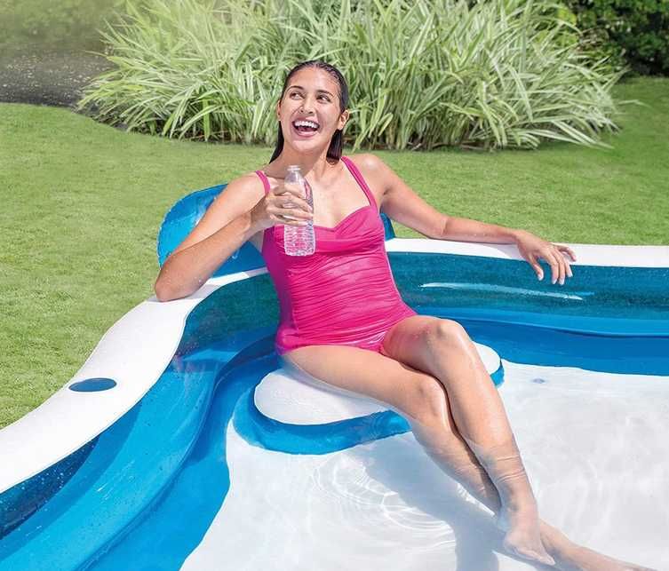 Piscina insuflável com quatro poltronas     229 x 229 x 66 cm     NOVO