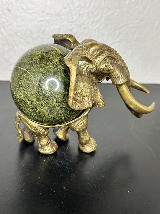 Бронзовая статуэтка Слон с Шаром , камень змеевик