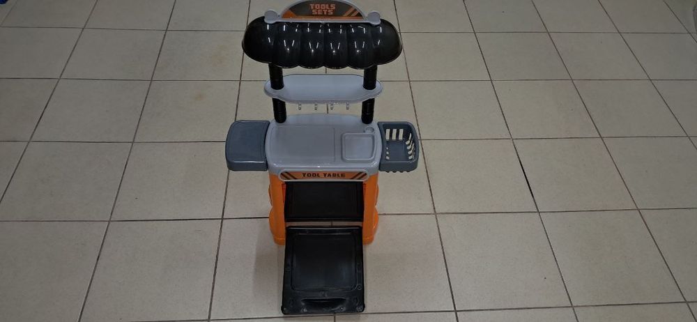 Дитячий столик для інструментів