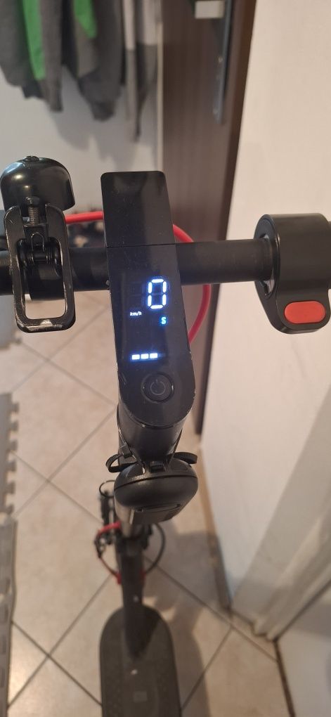 Sprzedam Xiaomi M365 Pro hulajnoga Odblokowana  na przednim amorku
Odb