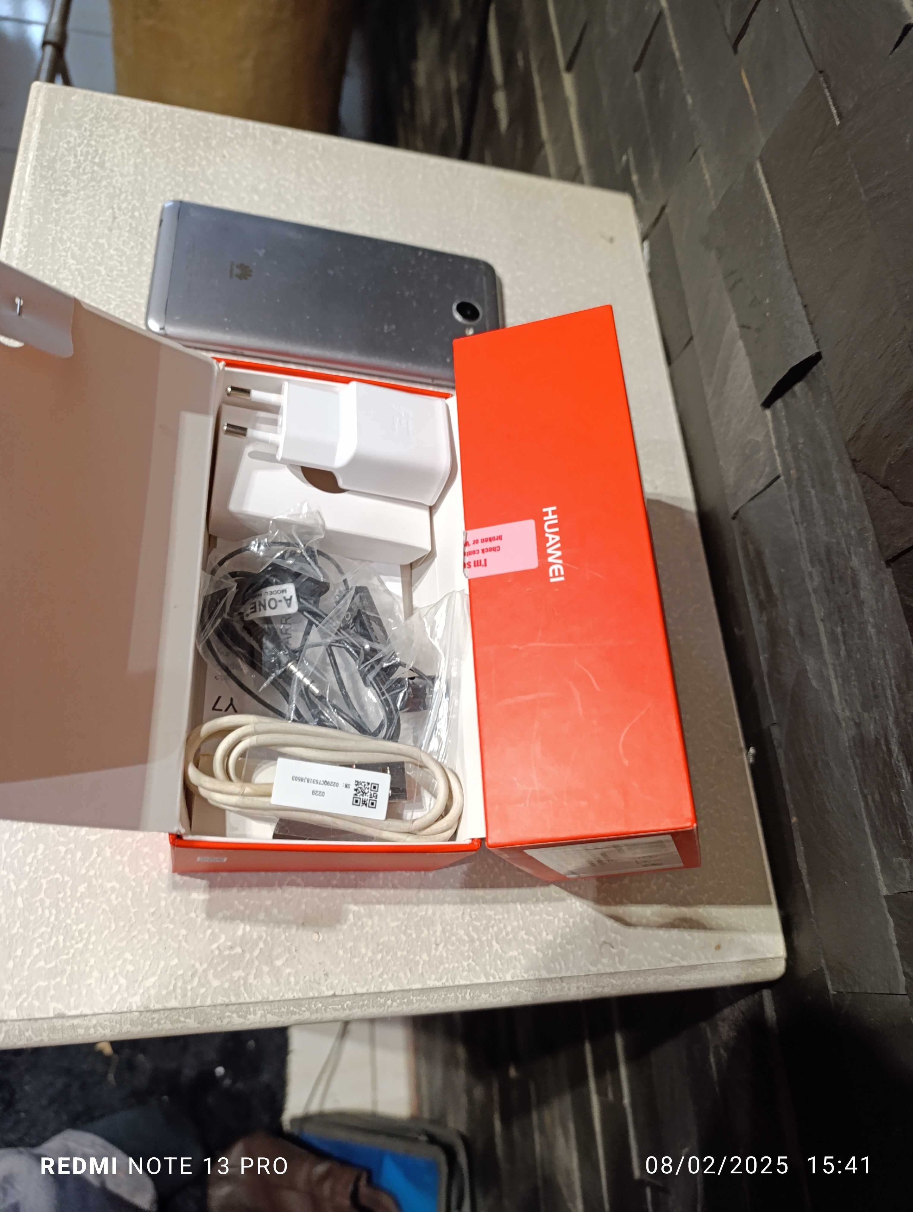 Smartphone Huawei Y7 + acessórios (ecrã rachado s/ interferências)
