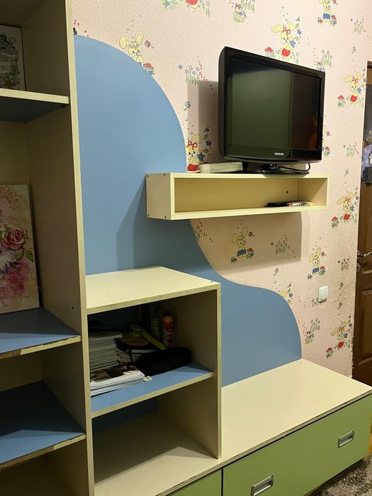 Комплект меблів  дит. кімнати, двоярусне ліжко, стіл, шафа. Терміново